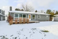 Private Sandy Lake Frontage and Outdoor Dining - Charming Family Retreat