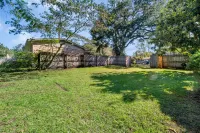 Dual Houses with Full Kitchens and Fenced Yard - Charming Retreat 塔拉哈西住宿飯店