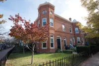 Charming Historic Retreat with Gourmet Kitchen - Inviting and Spacious Hotels in Capitol Hill