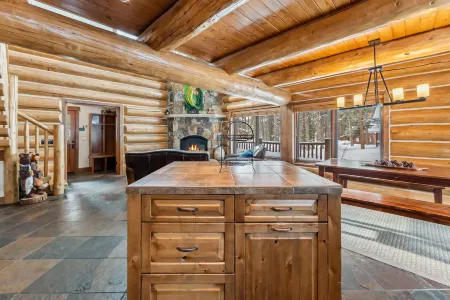 Private Studio and Hot Tub Oasis - Stunning High-Country Retreat