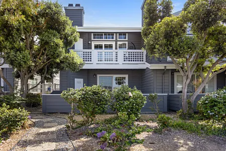 Expansive Patio and Scenic Views - Charming Coastal Haven Отели рядом с достопримечательностью «Торрей Пайнс Стейт Бич»