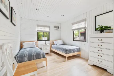 Spacious Dog-Friendly Home with Renovated Kitchen and Bathrooms Hotels near Cupsogue Beach County Park