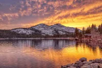 Stunning Lake View and Modern Kitchen Amenities - Inviting Haven Hotels in Truckee