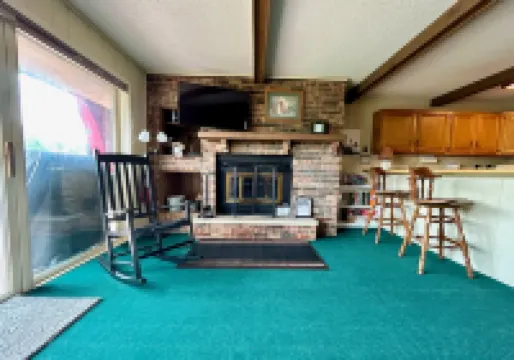 Breathtaking Mountain Views and Cozy Fireplace - Charming Retreat