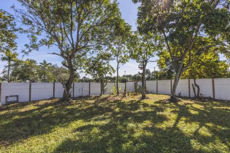 3-bedroom house in charming Royal Palm Beach with AC, WiFi, barbecue