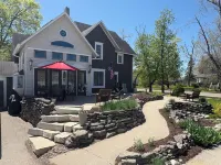 Cozy Chic of Cheboygan: Hot Tub, Tanning Bed, Massage Chair, Walk Everywhere!