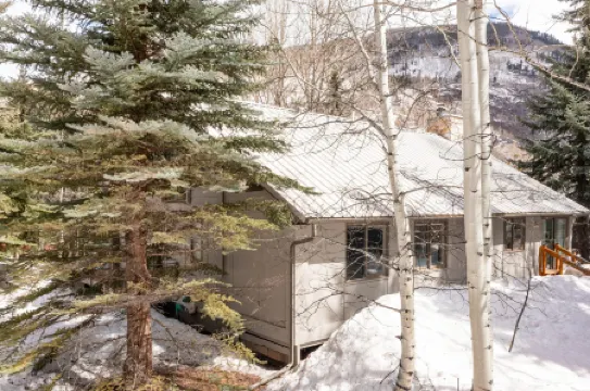 Chic Mountain Escape with Chef's Kitchen and Cozy Fireplace - Inviting Retreat