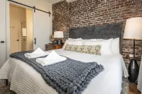 Stylish Condo with City Views and Modern Amenities - Chic Urban Retreat