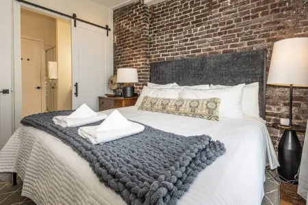 Stylish Condo with City Views and Modern Amenities - Chic Urban Retreat