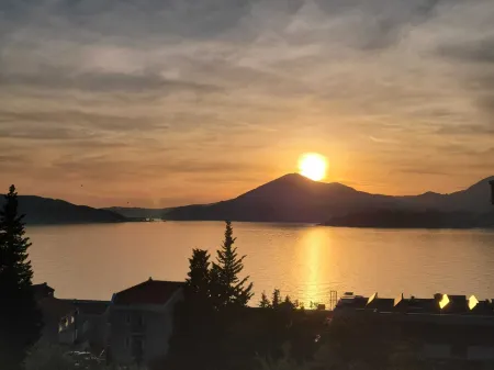 Regina's Residence-One Bedroom Apartment Отели в г. Дробнићи