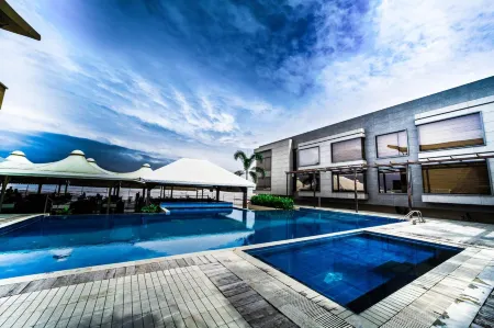 The Gold Beach Resort Отели рядом с достопримечательностью «Мирасол Лейк Гарден»