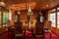Mascot Houseboats