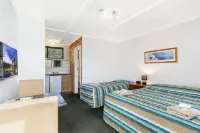 Ocean Crest Motel - 3-Star