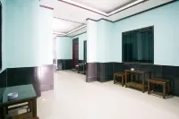 RedDoorz Near Mikie Holiday Funland Berastagi - Pensions