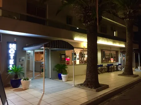 Le Galion Hotel et Restaurant Canet Plage - Logis Отели рядом с достопримечательностью «Le Bleu 'N' Blue»