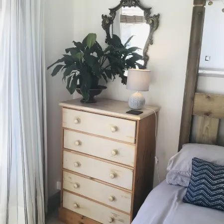 1 Bed Flat - Sleeps 2 - Pets - Balcony - Parking