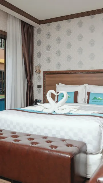 ห้องดีลักซ์ เตียงใหญ่ พร้อมวิวสระว่ายน้ำ