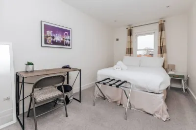 Central Modern Flat Sleeps 6 - Dedicated Parking - from 125 Per Night Hotels in Henley-on-Thames