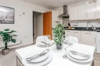 Central Modern Flat Sleeps 6 - Dedicated Parking - from 125 Per Night
