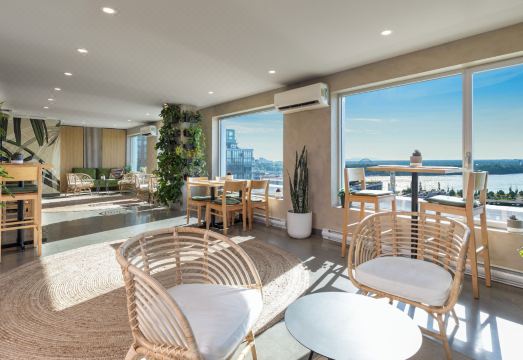 몬트리올 야경이 보이는 하얏트 센트릭 몬트리올 객실 내부 이미지