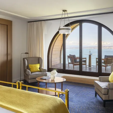 Hôtel Royal Отели рядом с достопримечательностью «Железнодорожный вокзал Эвиан»