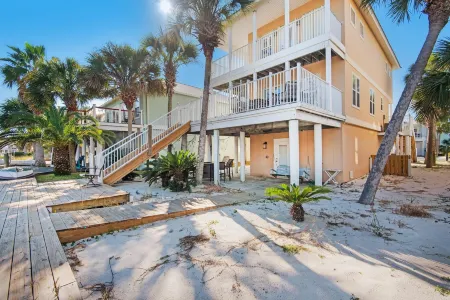 Sailor's Cove Отели рядом с достопримечательностью «Наварр Бич Си Тертл Консервейшен Сентер»