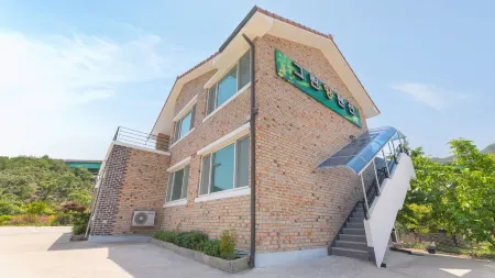 Samcheok Greenhyang Pension Отели рядом с достопримечательностью «Jangho Port»