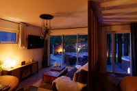 La Douce escapade Loft & Spa : Location loft tout confort moderne avec chambre, jardin minéral, terrasse, spa privatif et parking clos à Sizun dans le Finistère en Bretagne | Séjour et week-end insolite en amoureux Hôtels à : Landivisiau