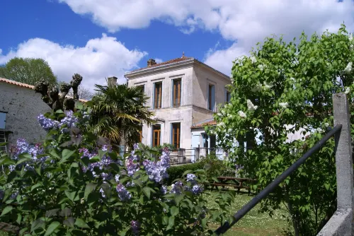 Domaine la Fontaine B&B Hotels in Réaux-sur-Trèfle