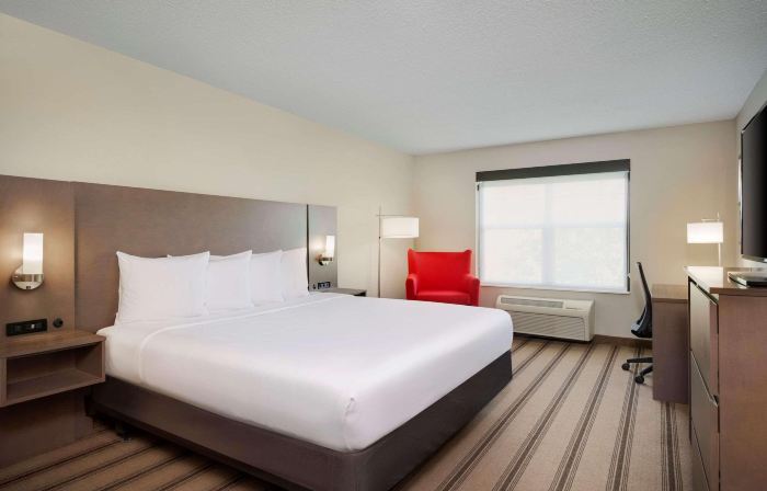Country Inn & Suites by Radisson Albertville Near Outlet Mall