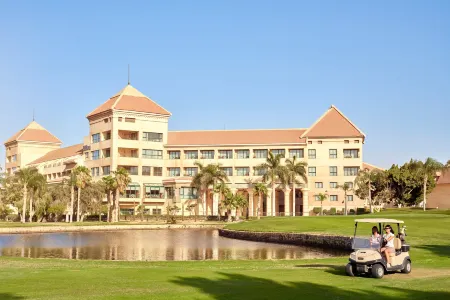 Hilton Pyramids Golf Отели рядом с достопримечательностью «Миср Юниверсити фор Сайенс & Текнолоджи»