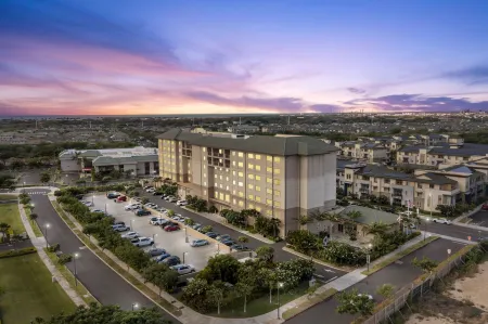 Embassy Suites by Hilton Oahu Kapolei Отели рядом с достопримечательностью «KA WA‘A, a Luau at Aulani»