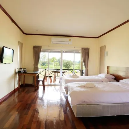 Be Fine Sabuy Hotel and Resort Отели рядом с достопримечательностью «Парк «Кхун Тхале»»