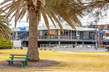 Nightcap at Sandringham Hotel Отели в г. Сандрингем