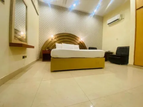 R.M Guest House Отели рядом с достопримечательностью «Юниверсити Колледж Лахор»