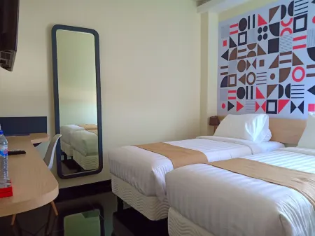 Front One Inn Kediri Отели в г. Ngasem