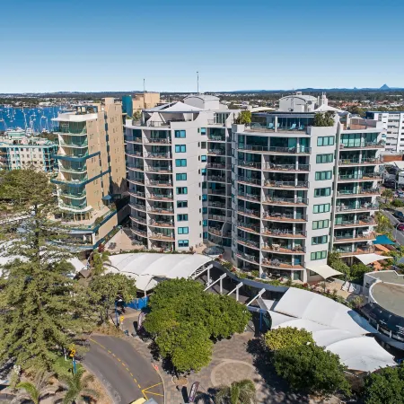 Peninsular Beachfront Resort Отели рядом с достопримечательностью «Аквариум СИ ЛАЙФ Саншайн-Кост»