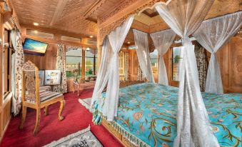 WelcomHeritage Gurkha Houseboats