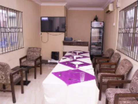 Maxton Suites Magodo Hotels in Mushin