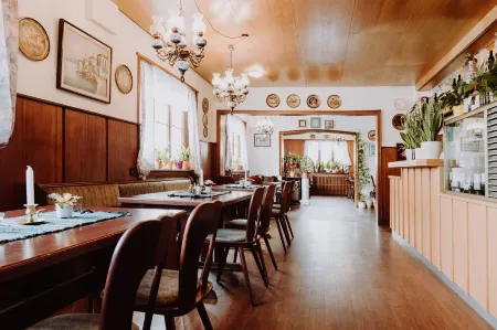 Hotel Moorbadstuben Отели рядом с достопримечательностью «Naturfreibad Zellersee»