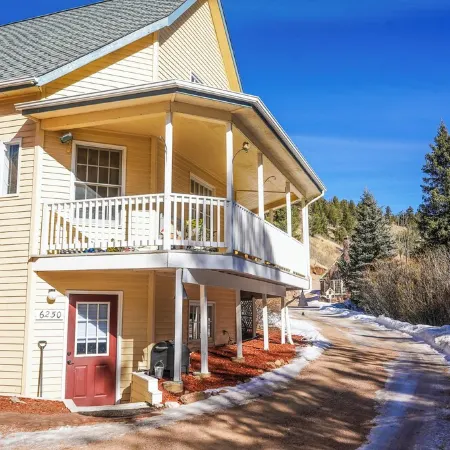 Family Friendly house on the creek at Valley Glen