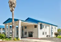 Super 8 by Wyndham Victoria / South / Hwy 59