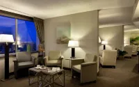 Chateau Lacombe Hotel - bar