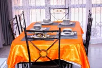 Manacomfy - 14Bed House - 4 Baths - Victoria Falls