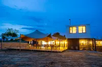 Ursa Mica Glamping Resort Hotel di 
