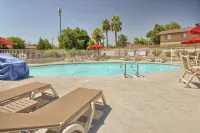 Motel 6 Fresno, CA - Blackstone North - مسبح