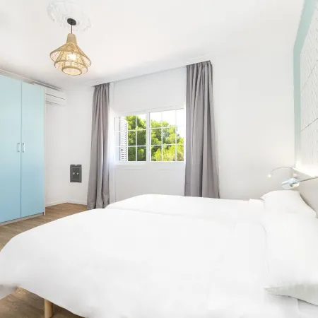 Apartamentos Los Arcos Отели рядом с достопримечательностью «Пляж Санта-Эулалия-дель-Рио»