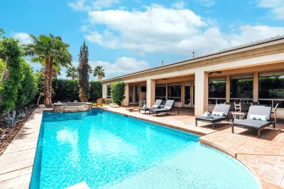 Casa del Sol by AvantStay Backyard Oasis Pool Hot Tub Outdoor Dining Area