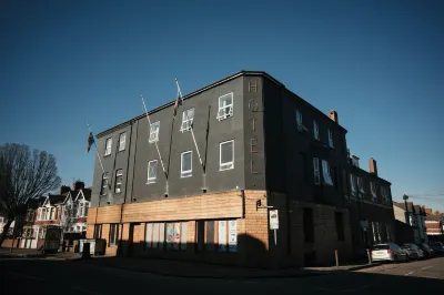 ホテルズ 247 Tredegar House周辺のホテル