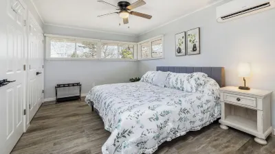 Lake Shore Luxury- 4-bedroom house in charming Escanaba with AC, WiFi. Book now